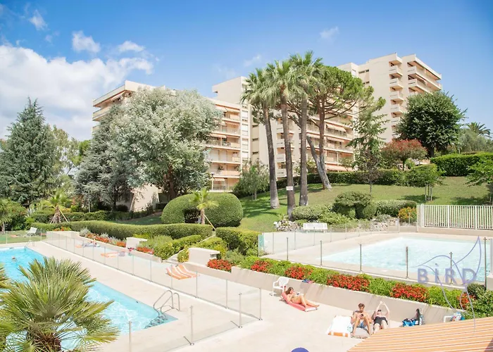 Flat With Hot Pool アパート